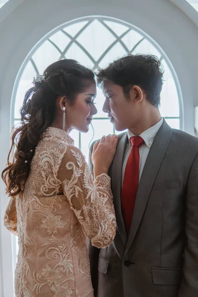 Asiático Noivas Casal Cara Cara Fechar Seus Olhos Com Janela — Fotografia de Stock