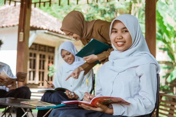 Middelbare School Meisjes Dragen Hoofddoeken Glimlachende Pennen Boeken Zitten Het — Stockfoto