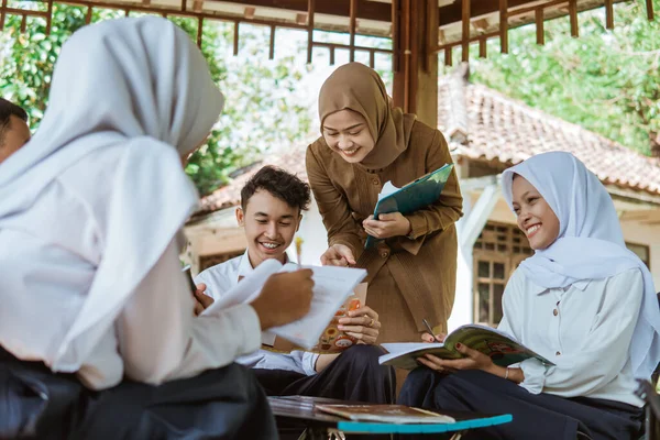 Asian Female Teacher Accompanies Students While Studying Outdoor Class — Stock Photo, Image