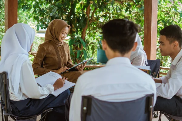 Teacher Hijab Teaches Students Gazebo Outdoor Class — Stock Photo, Image