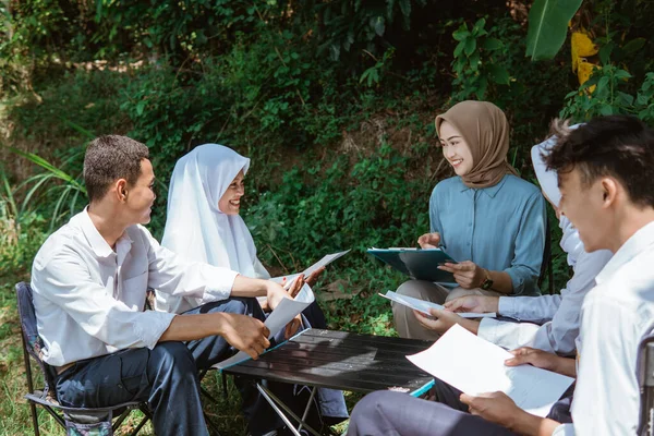 Guru Perempuan Dalam Hijab Dan Siswa Merasa Bahagia Kelas Luar — Stok Foto