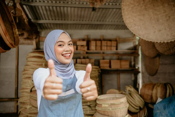 Traditionelles Bambushandwerk Verkäufer Lächelt Die Kamera Und Zeigt Den Daumen — Stockfoto