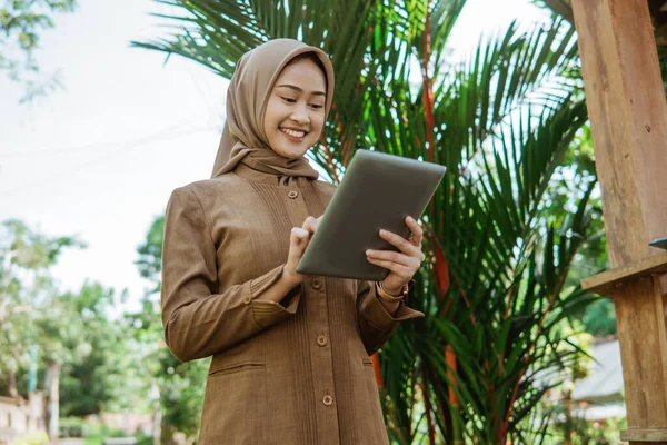 Mooie Aziatische Vrouwelijke Leraar Hijab Met Behulp Van Een Pad — Stockfoto