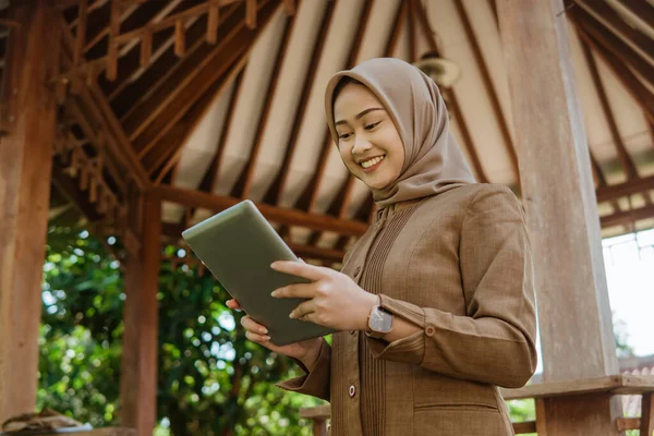 Krásná Asijské Žena Učitel Hidžábu Pomocí Digitální Tablet Altánkem Pozadí — Stock fotografie