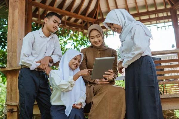 Female Teacher Using Digital Tablet Students Outdoor Class — Stock Photo, Image