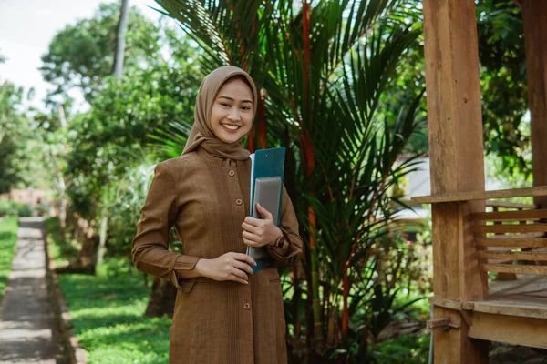 Guru Perempuan Muslim Asia Membawa Papan Klip Dan Tablet Yang — Stok Foto