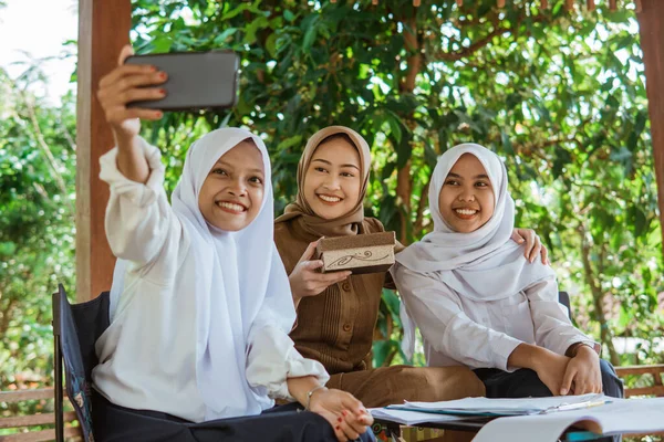 Selfie Siswa Dengan Guru Perempuan Sambil Memegang Kerajinan Tangan Selama — Stok Foto