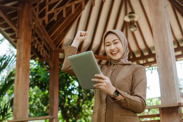 Vrouwelijke Leraar Hijab Glimlachen Tijdens Het Gebruik Van Een Tablet — Stockfoto