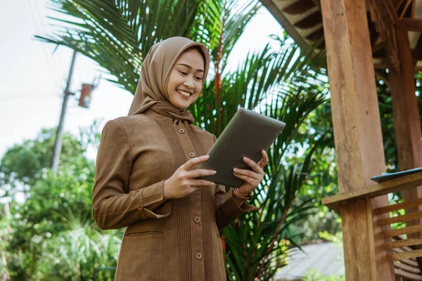 Ásia Feminino Professor Hijab Usando Tablet Parque — Fotografia de Stock