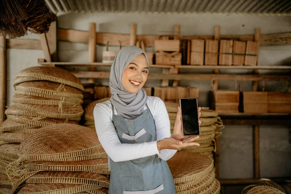 Muslimische Schöne Frau Zeigt Ihren Handybildschirm Die Kamera Während Sie — Stockfoto