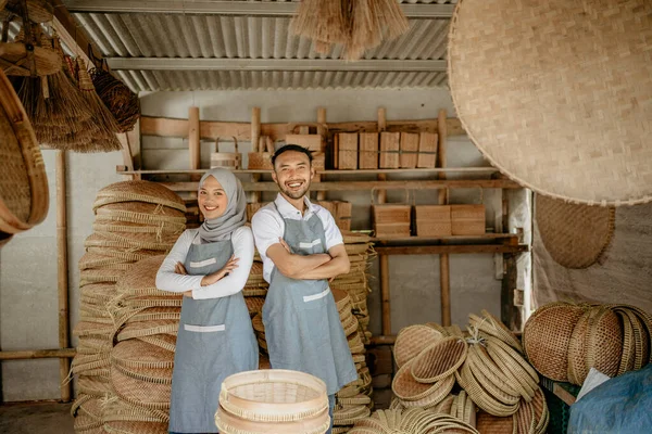 イスラム教徒の夫婦は竹の店の前でカメラに向かって笑顔で立っていました — ストック写真