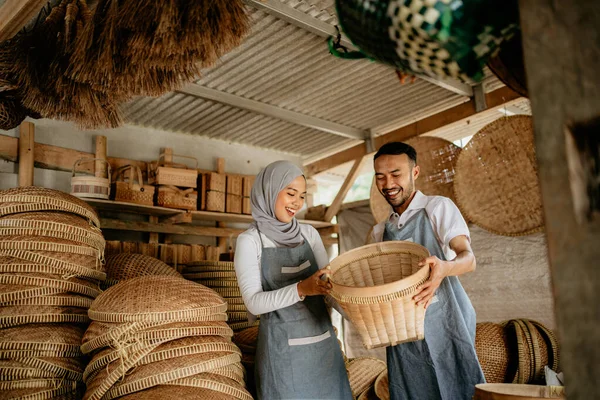 伝統的な竹製品で2人の労働者が笑顔で — ストック写真