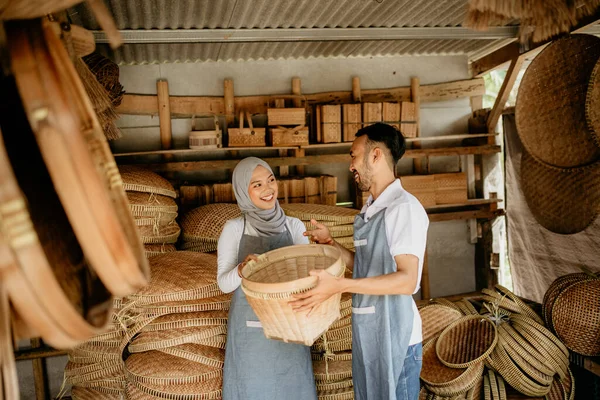 伝統的な竹製品で2人の労働者が笑顔で — ストック写真