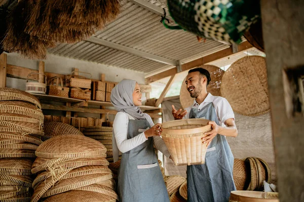Geleneksel bambu ürünlerine gülümseyen iki işçi