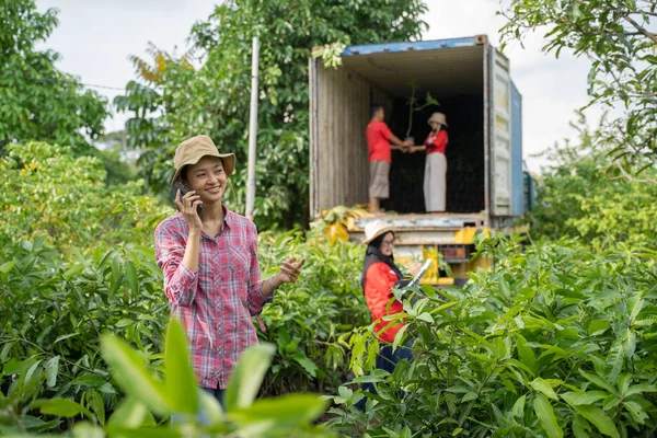 Mujer Agricultora Joven Inteligente Usando Sombrero Haciendo Llamada Teléfono Móvil — Foto de Stock