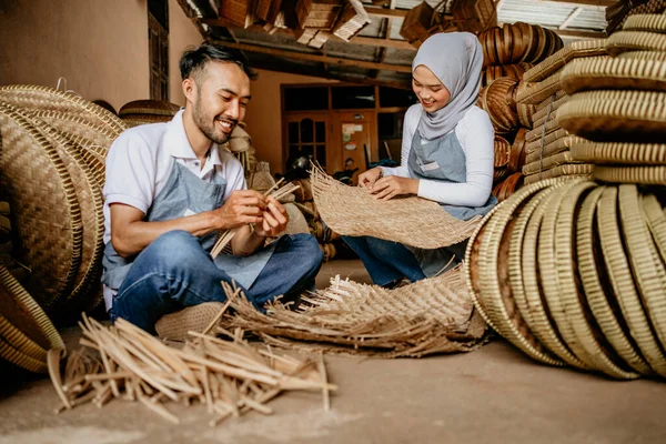 Glückliche Asiatische Kunsthandwerker Arbeiten Laden Ihrem Gewebten Bambusprodukt — Stockfoto