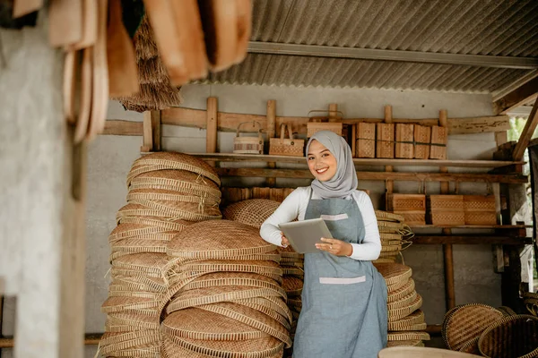 Asijské Muslim Žena Její Tradiční Bambusové Výrobky Shop Držení Tablet — Stock fotografie