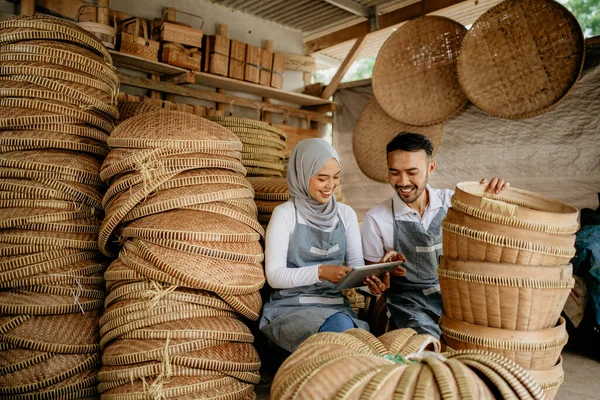 Asian Muslim Woman Her Partner Checking Bamboo Product Traditional Workshop — Stock Photo, Image