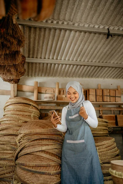 Vzrušený Mladý Muslim Žena Podnikatel Zvednout Ruku Při Použití Svého — Stock fotografie