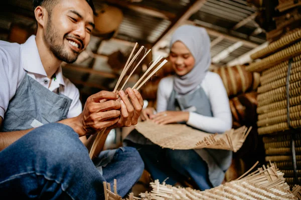 幸せなアジアの工芸家は店内で竹製品を作っています — ストック写真