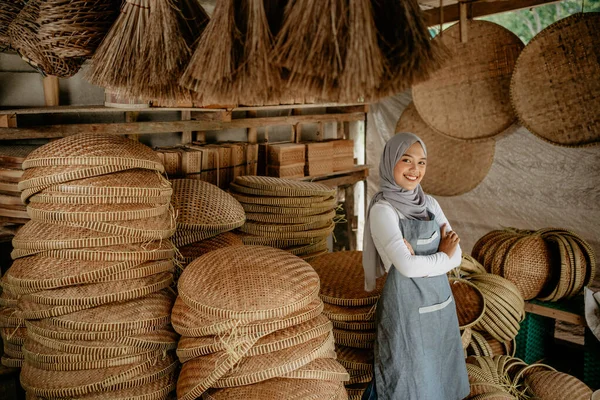 Schöne Muslimische Frau Ihrem Traditionellen Warenlager Lächelt Die Kamera — Stockfoto