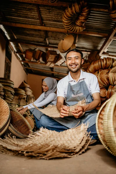 Счастливые Азиатские Ремесленники Работают Над Своим Бамбуковым Продуктом Магазине — стоковое фото