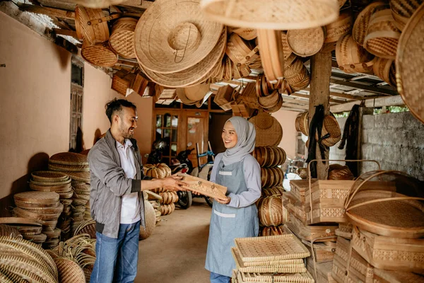 Woven Bamboo Seller Presenting Her Product Customer Shop — Stock Photo, Image
