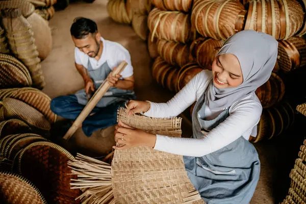 幸せなアジアの工芸家は店内で竹製品を作っています — ストック写真