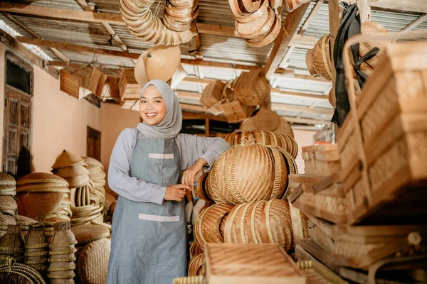 Hrdý Prodejce Drží Svůj Bambusový Řemeslný Výrobek Usmívá Kameru — Stock fotografie