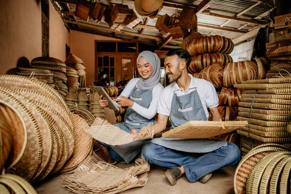 Man Woman Using Tablet While Working Traditional Product Shop — Stock Photo, Image