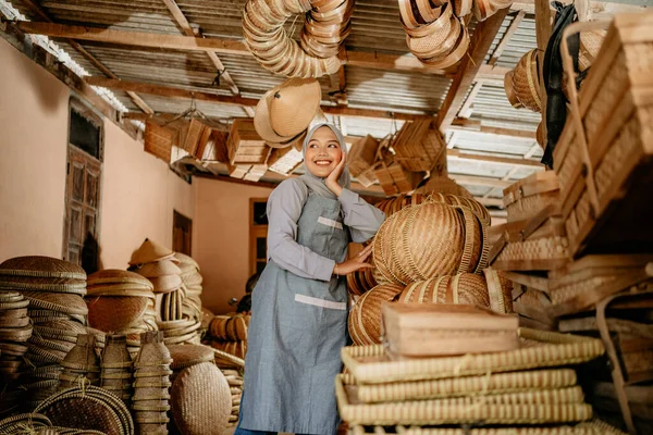 Asiático Feminino Arte Produto Vendedor Perguntando Algo Enquanto Sua Oficina — Fotografia de Stock