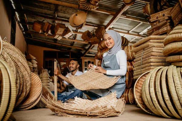 Porträt Zweier Handwerker Die Seiner Werkstatt Traditionelle Bambusprodukte Weben — Stockfoto