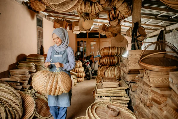 Örgü Bambu Dükkanında Çalışan Müslüman Kadının Portresi — Stok fotoğraf