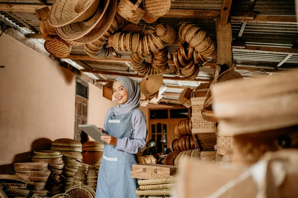Ásia Muçulmano Mulher Ela Tradicional Bambu Produtos Loja Segurando Tablet — Fotografia de Stock