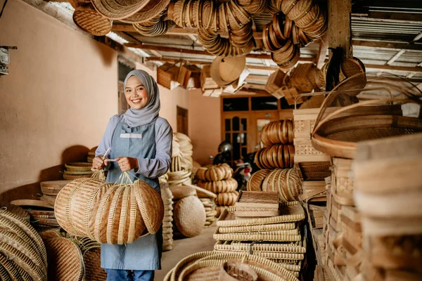 Gururlu Satıcı Elindeki Bambu Ürünü Ile Kameraya Gülümsüyor — Stok fotoğraf