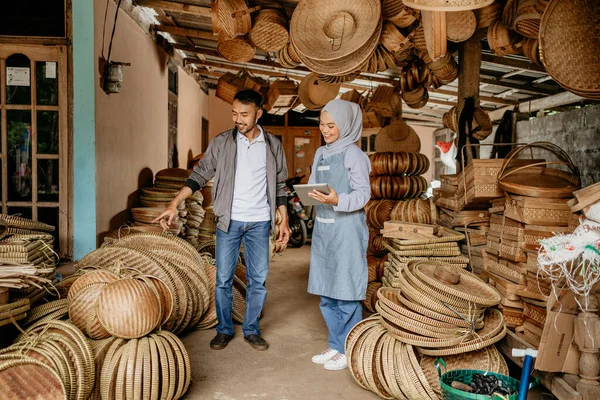 伝統的な竹工芸品のワークショップで顧客と魅力的なイスラム教徒の女性の売り手 — ストック写真