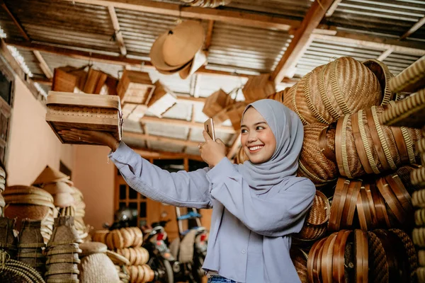 Muslim Mladá Žena Fotit Její Produkt Prodat Line — Stock fotografie