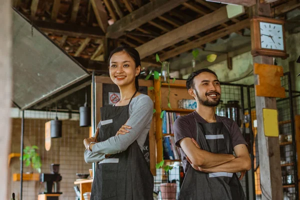 Een Paar Barista Staan Met Handgekruiste Bij Coffeeshop Glimlachen — Stockfoto