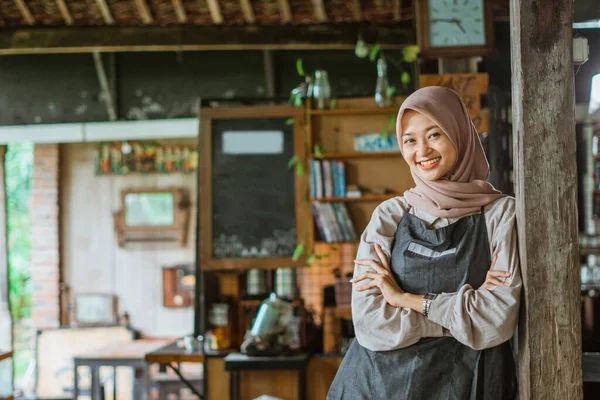 Muslimka Barista Stojící Ručně Zkříženým Opřený Dřevěný Sloup Uvnitř Kavárny — Stock fotografie