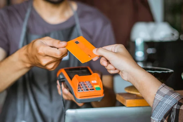 Mão Barista Masculino Que Recebe Cartão Crédito Cliente — Fotografia de Stock
