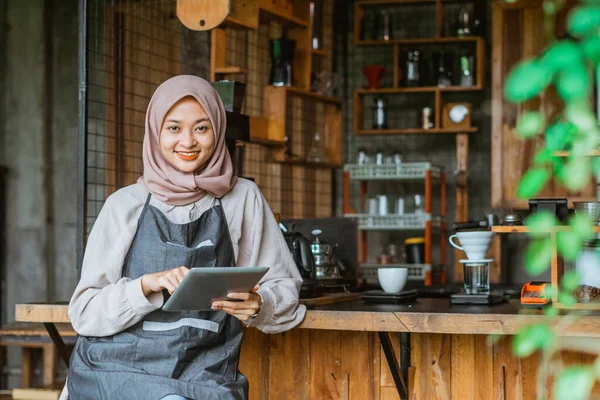 Muslim Fêmea Barista Sorrindo Usar Tablet Digital Frente Mesa Bar — Fotografia de Stock