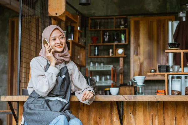 Vrouw Barista Met Hijab Bellen Iemand Met Behulp Van Telefoon — Stockfoto