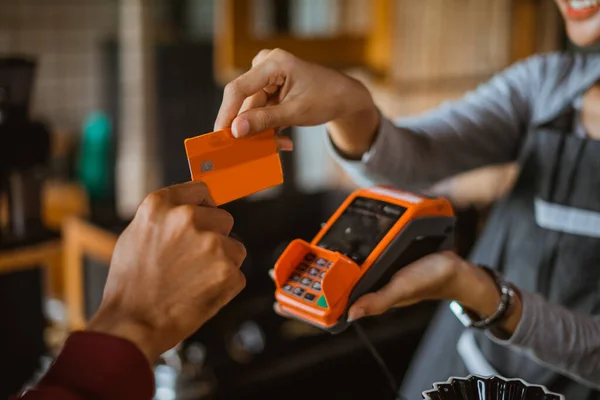 Cliente Che Consegna Carta Credito Alla Cameriera Durante Transazione Alla — Foto Stock