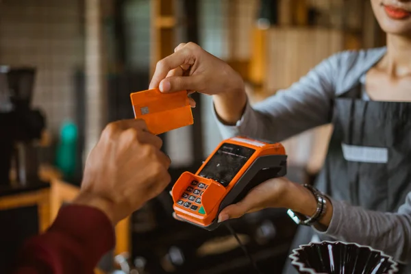 Garçonete Que Recebe Cartão Crédito Cliente Durante Transação Balcão Caixa — Fotografia de Stock