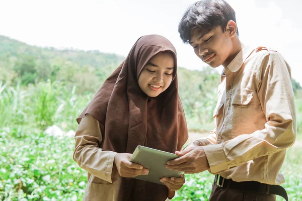 Anak Pramuka Remaja Dan Pramuka Menggunakan Tablet Bersama Sama Dengan — Stok Foto