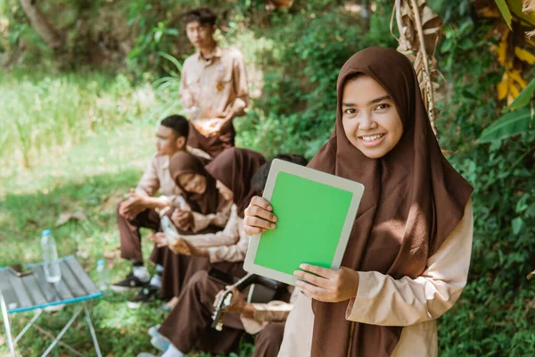Tersenyum Gadis Pramuka Remaja Menunjukkan Digital Tablet Layar Dengan Pramuka — Stok Foto