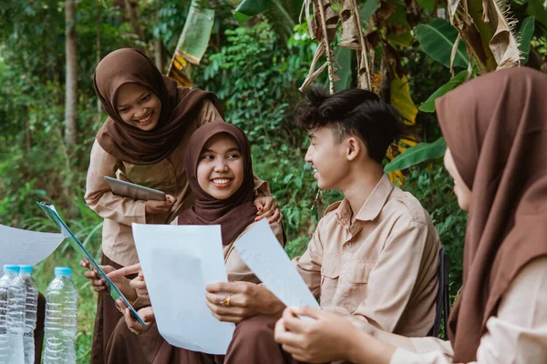 Scout Youths Chatting Clipboard Assignments Together While Sit Together — Stok Foto