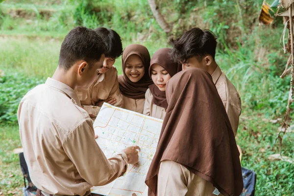 Anak Pramuka Dengan Jari Menunjuk Peta Selama Pengarahan Bersama — Stok Foto