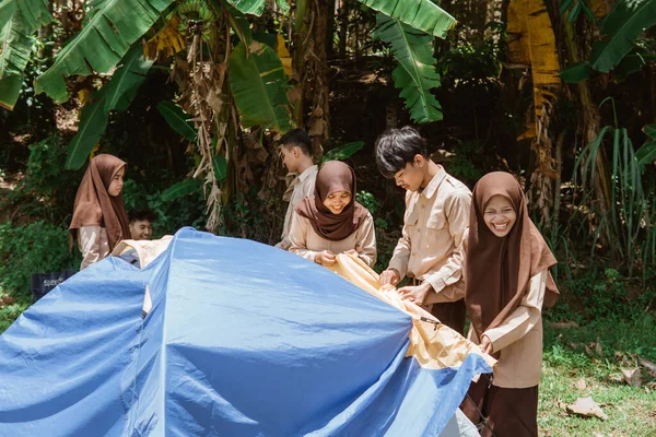 Kelompok Pramuka Muda Bekerja Sama Untuk Mendirikan Tenda Alam — Stok Foto
