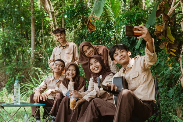 Grupp Scouter Selfie Tillsammans Med Smartphone Medan Sjunger Med Gitarr — Stockfoto